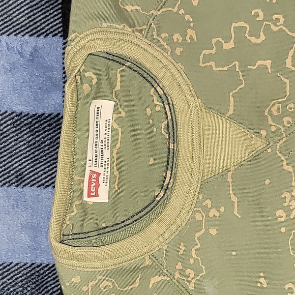 Levi's. Fleece-lined, crew neck pullover. Front hoodie-pocket. Size Large. - Picture 12 of 15